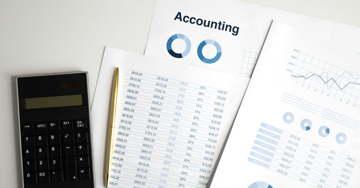 Small-business owner meeting an Ottawa bookkeeper to review monthly payroll